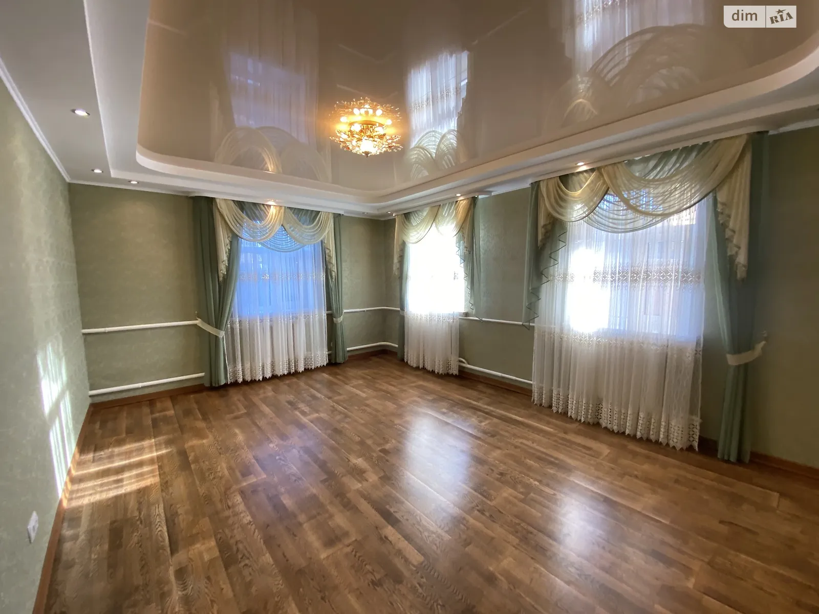 Продается одноэтажный дом 145.2 кв. м с гаражом, цена: 80000 $ - фото 1