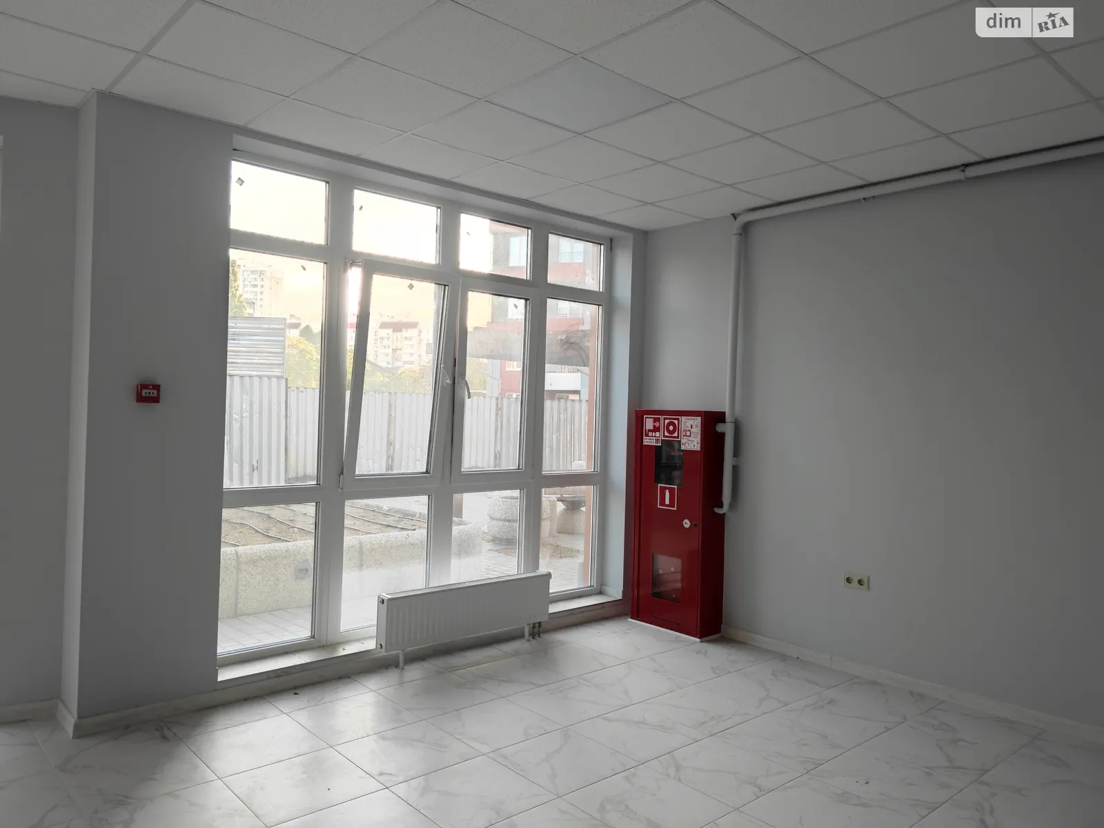 Сдается в аренду офис 62 кв. м в бизнес-центре, цена: 400 $ - фото 1