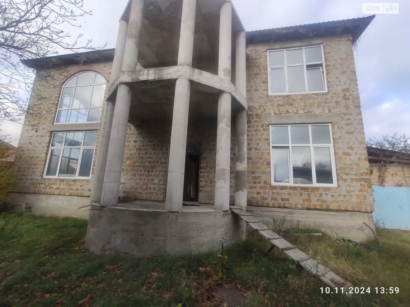 Продается дом на 2 этажа 800 кв. м с гаражом, цена: 650000 $ - фото 1