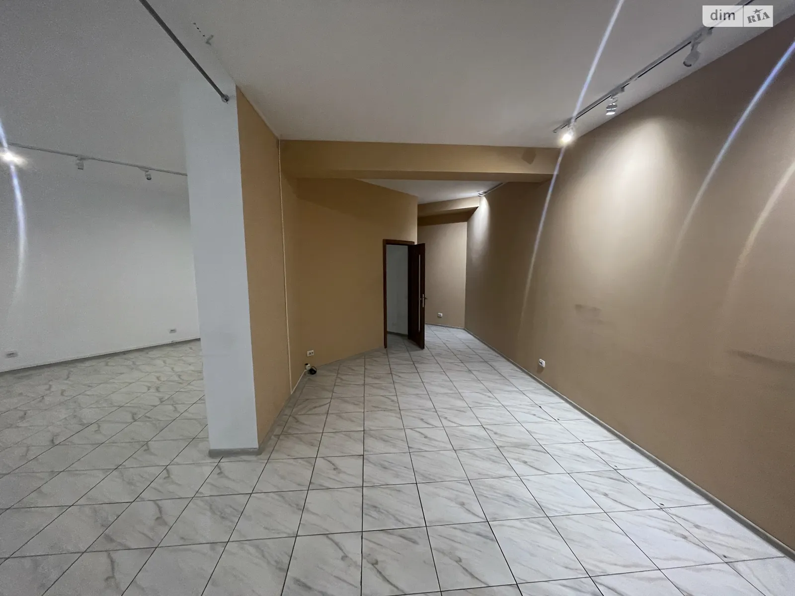 Сдается в аренду офис 95 кв. м в бизнес-центре, цена: 35000 грн - фото 1