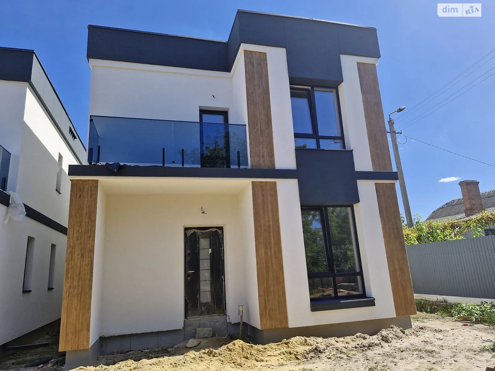 Продается дом на 2 этажа 110 кв. м с гаражом, цена: 140000 $ - фото 1