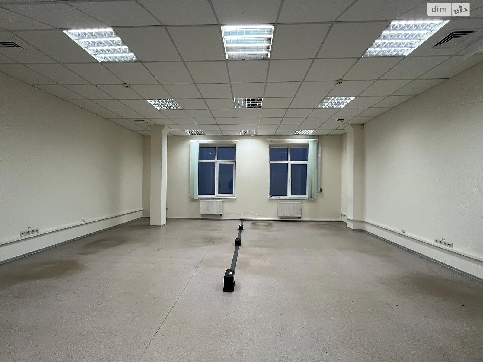 Сдается в аренду офис 53.6 кв. м в бизнес-центре, цена: 341 $ - фото 1