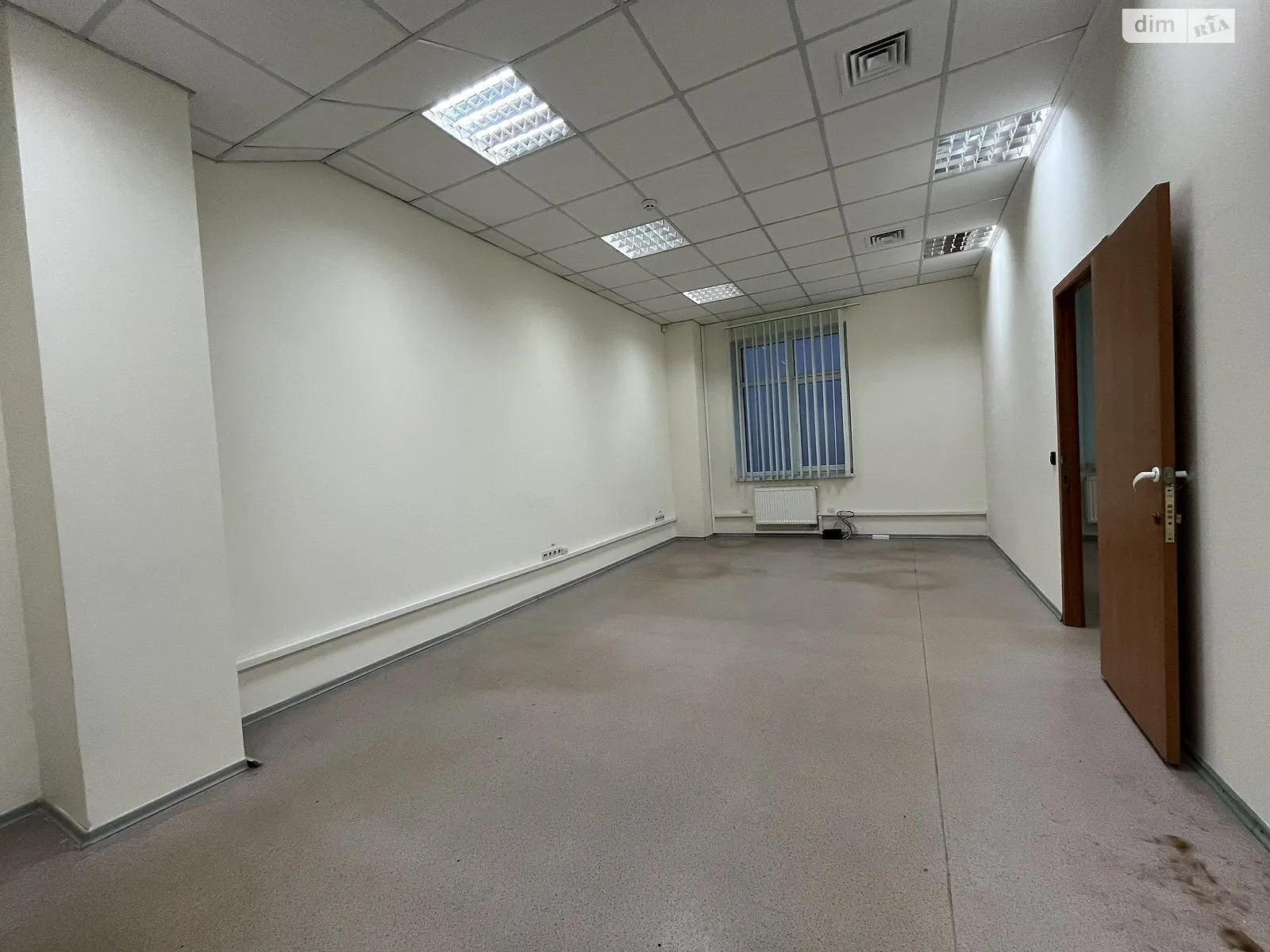 Сдается в аренду офис 52.8 кв. м в бизнес-центре, цена: 422 $ - фото 1