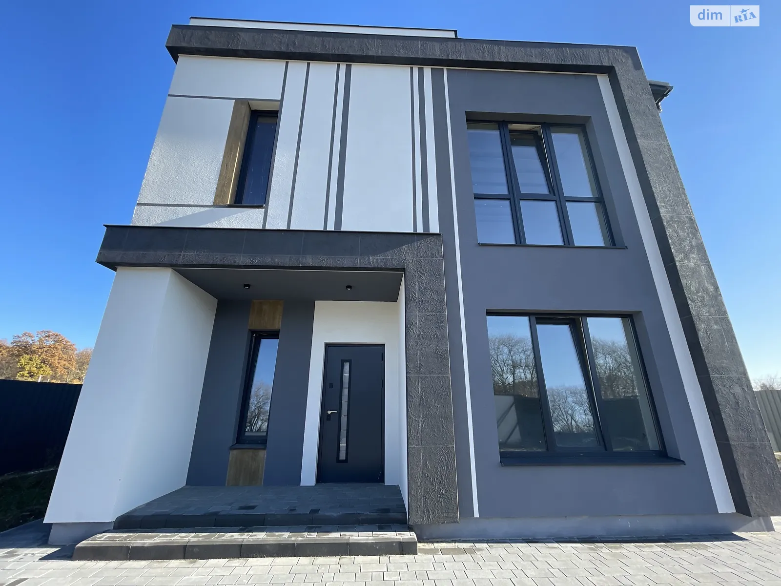 Продается дом на 2 этажа 130 кв. м с садом, цена: 135000 $ - фото 1