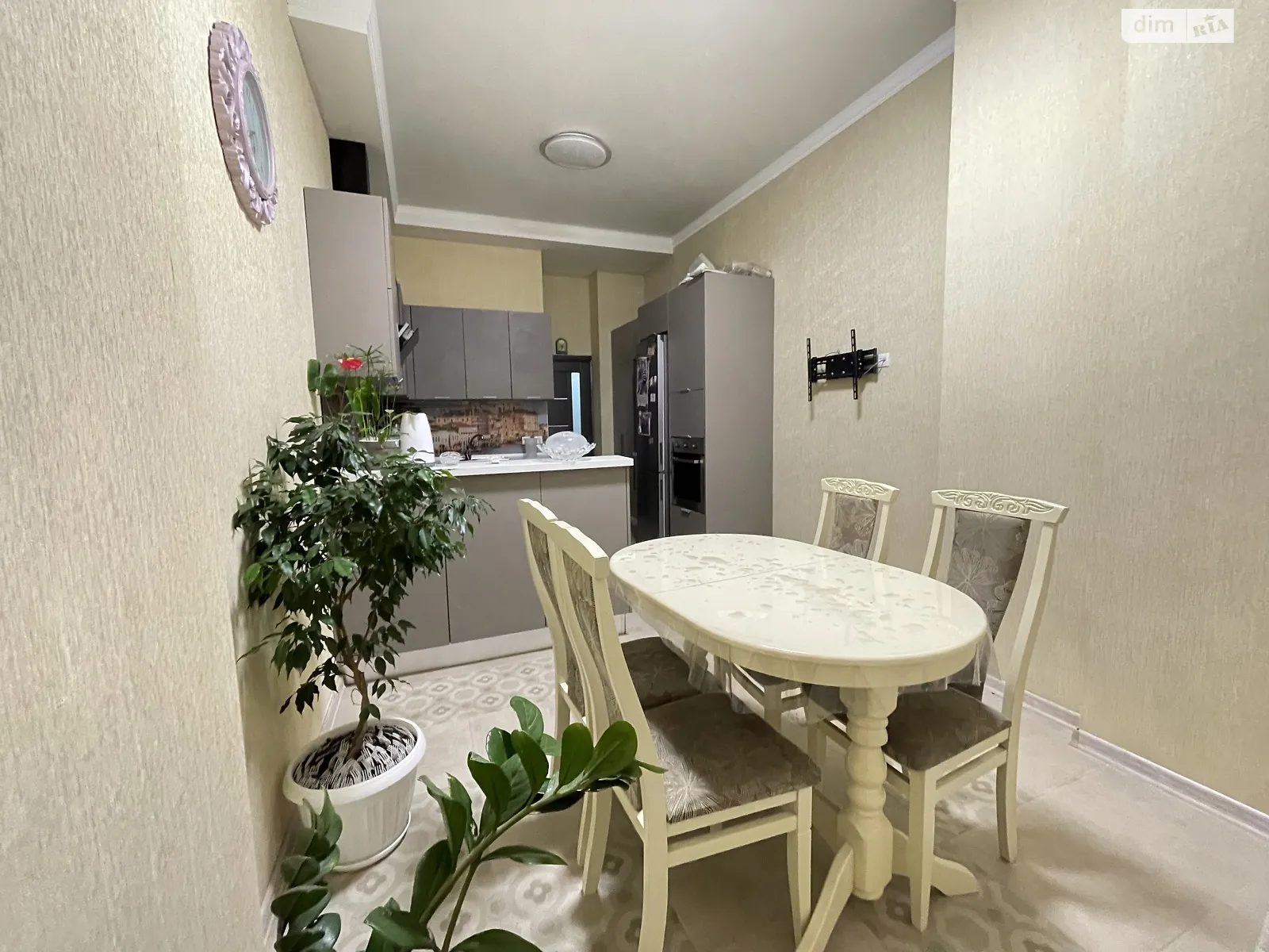 Продается 3-комнатная квартира 96.5 кв. м в Черноморске, ул. Парусная - фото 1