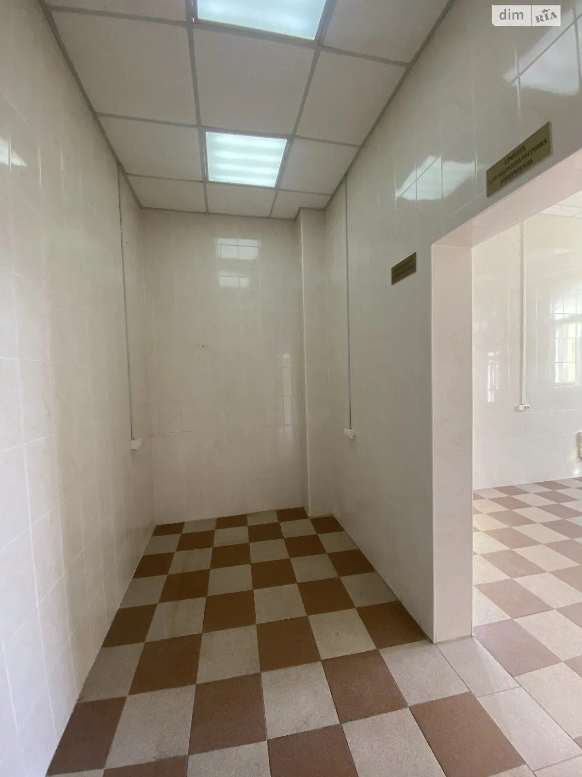 Сдается в аренду офис 62 кв. м в бизнес-центре, цена: 400 $ - фото 1