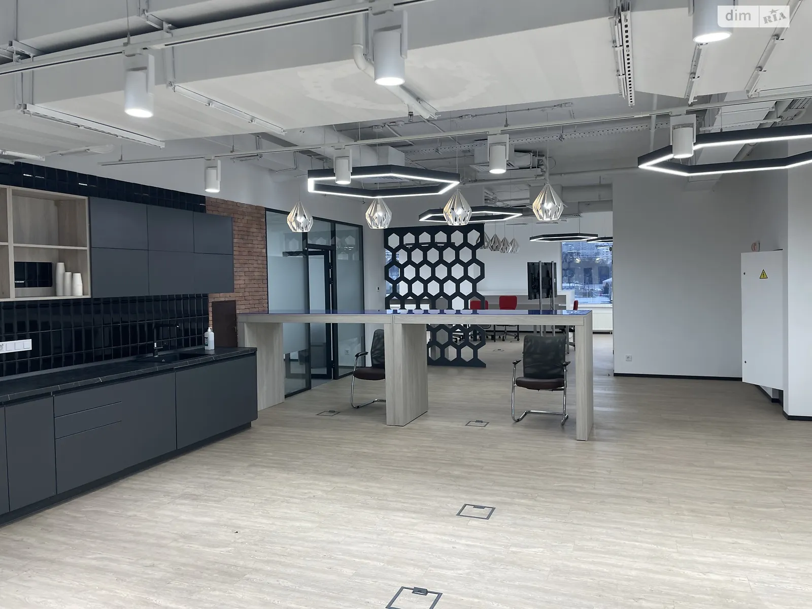 Сдается в аренду офис 1017 кв. м в бизнес-центре, цена: 18306 $ - фото 1