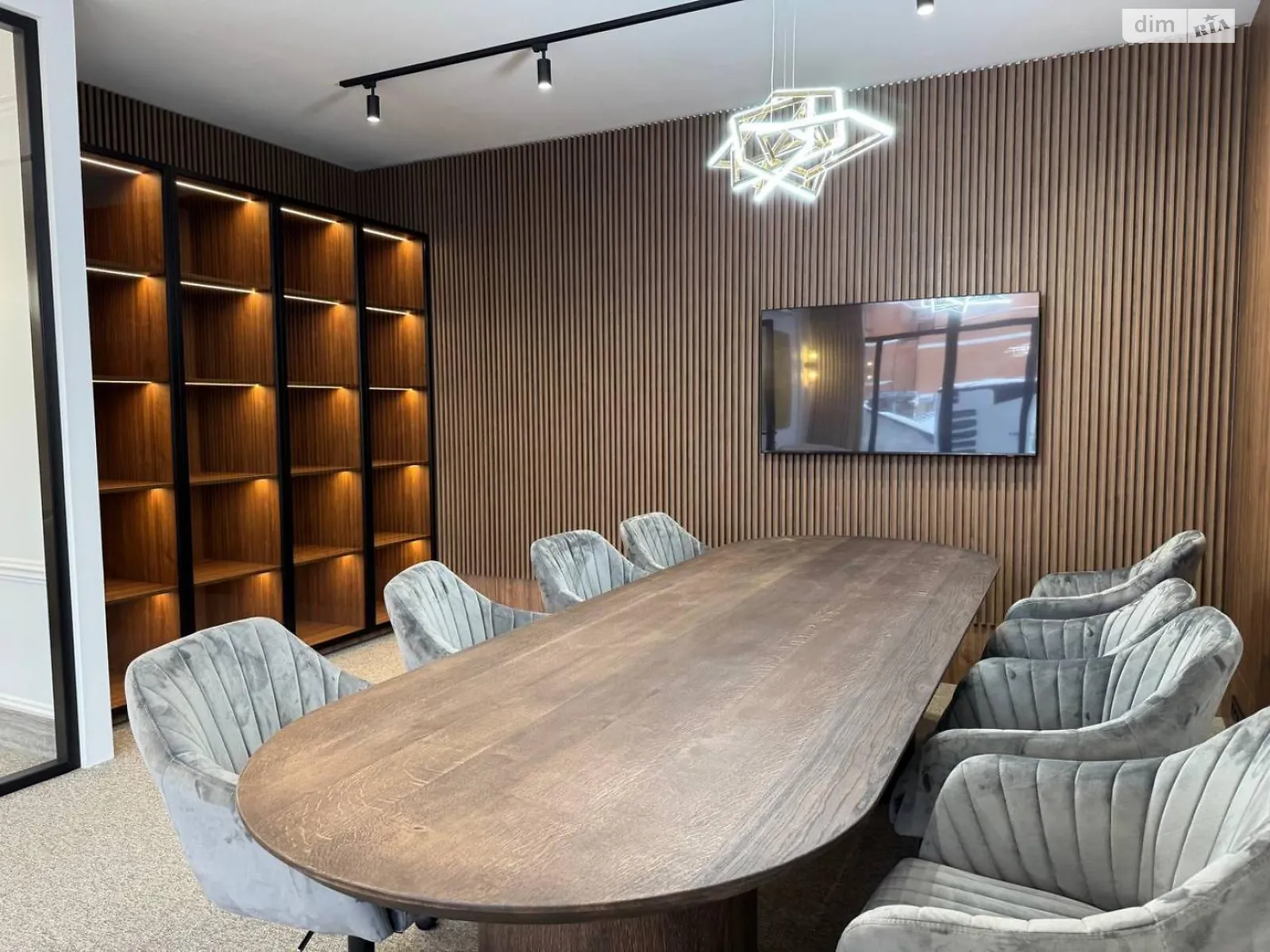 Продается офис 180 кв. м в бизнес-центре, цена: 820000 $ - фото 1