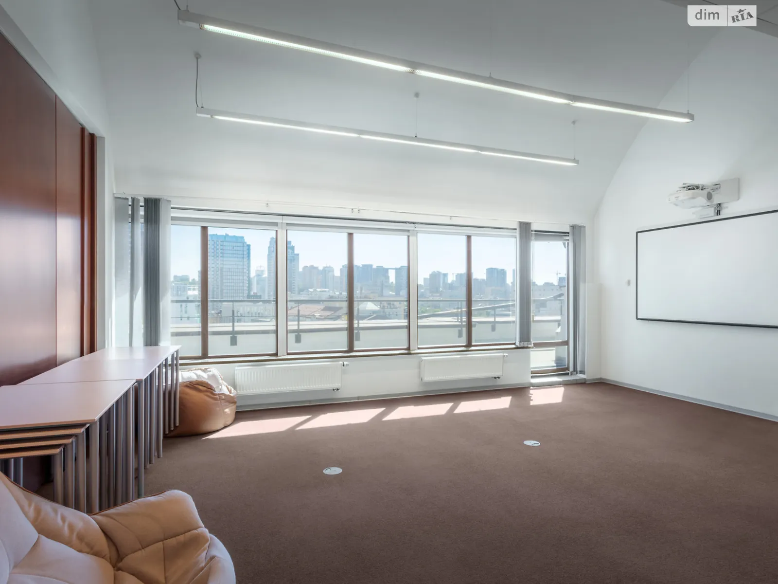 Сдается в аренду офис 613 кв. м в бизнес-центре, цена: 11034 $ - фото 1