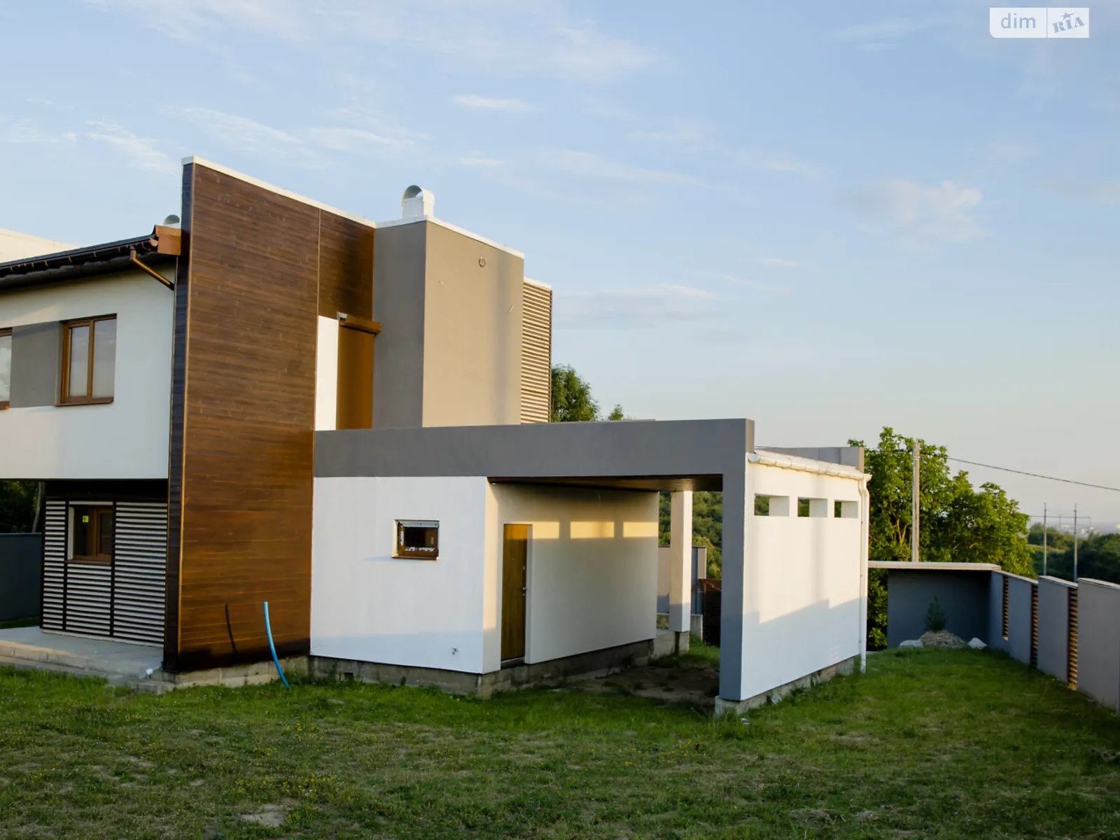 Продается дом на 2 этажа 147 кв. м с участком, цена: 128000 $ - фото 1