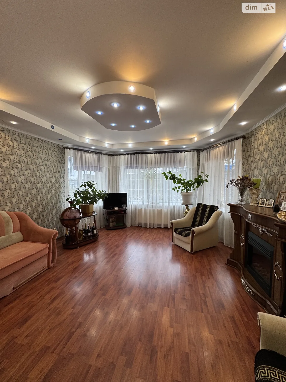 Продается дом на 2 этажа 200 кв. м с камином, цена: 110000 $ - фото 1
