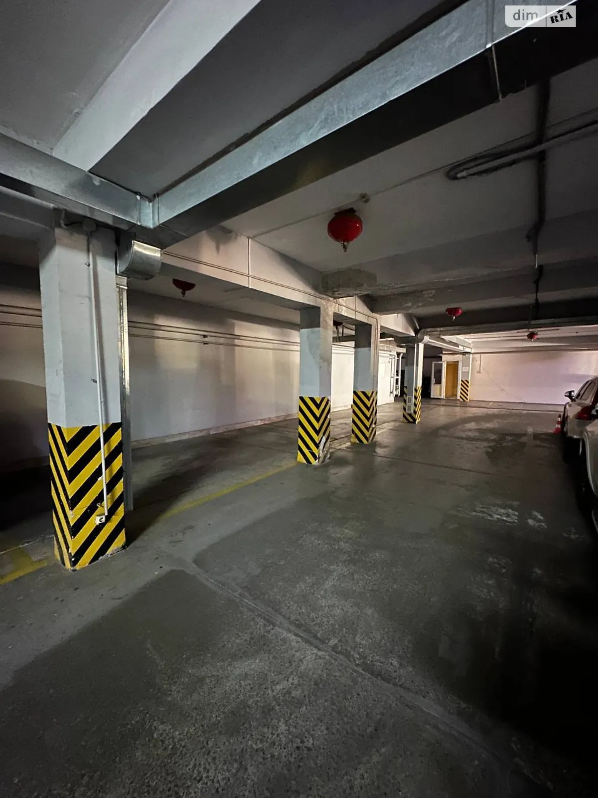 Продается подземный паркинг под легковое авто на 18 кв. м, цена: 17000 $ - фото 1