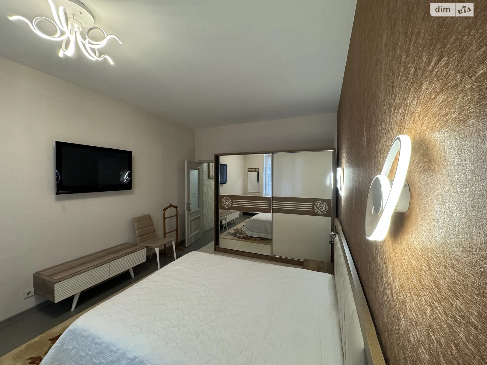 Сдается в аренду 2-комнатная квартира 90 кв. м в, цена: 900 $ - фото 1