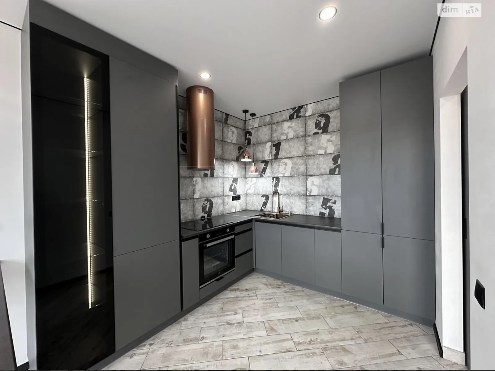 Продается 1-комнатная квартира 41 кв. м в Ивано-Франковске, бул. Южный - фото 1