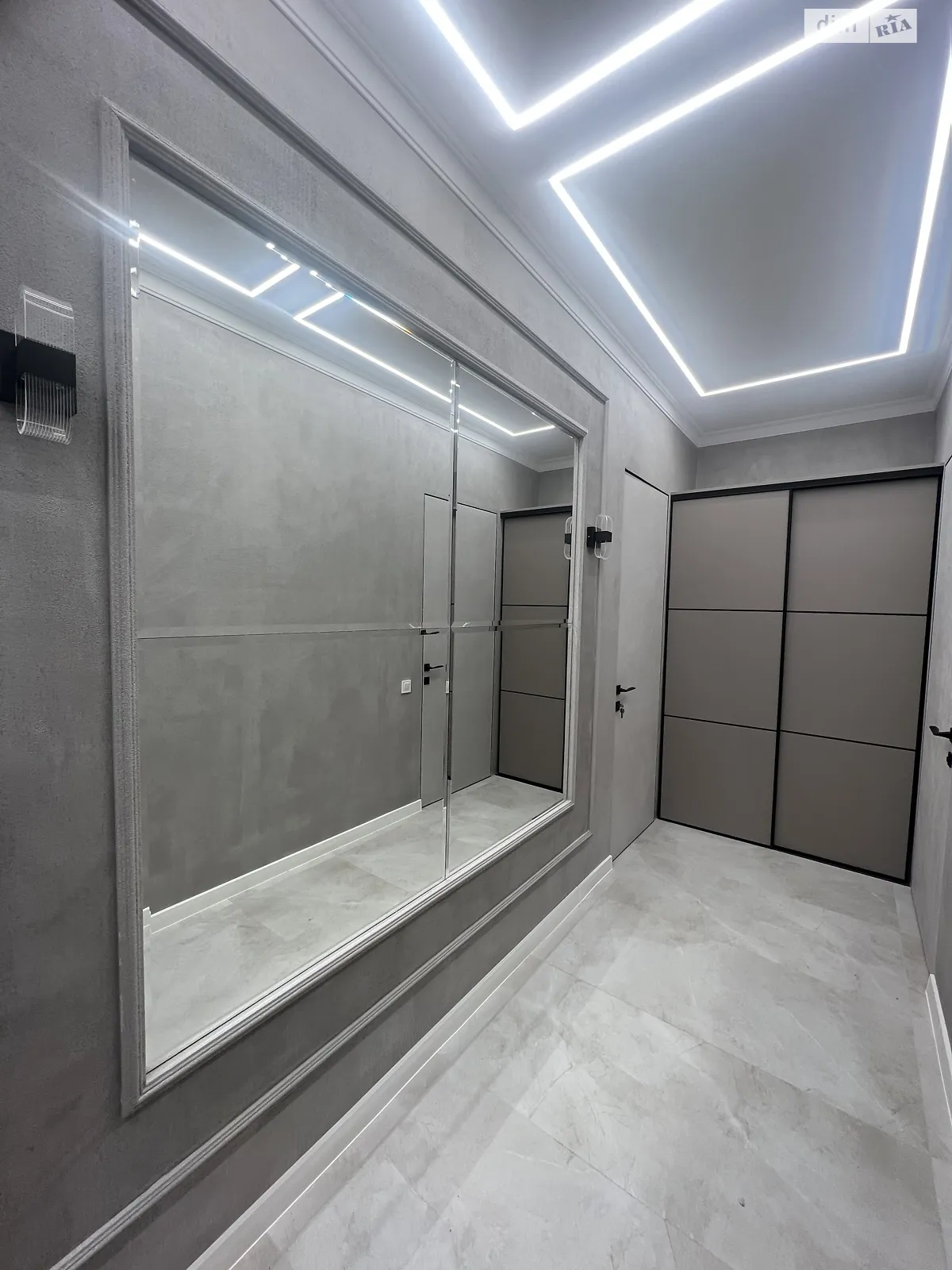 Продается офис 101 кв. м в бизнес-центре, цена: 160000 $ - фото 1