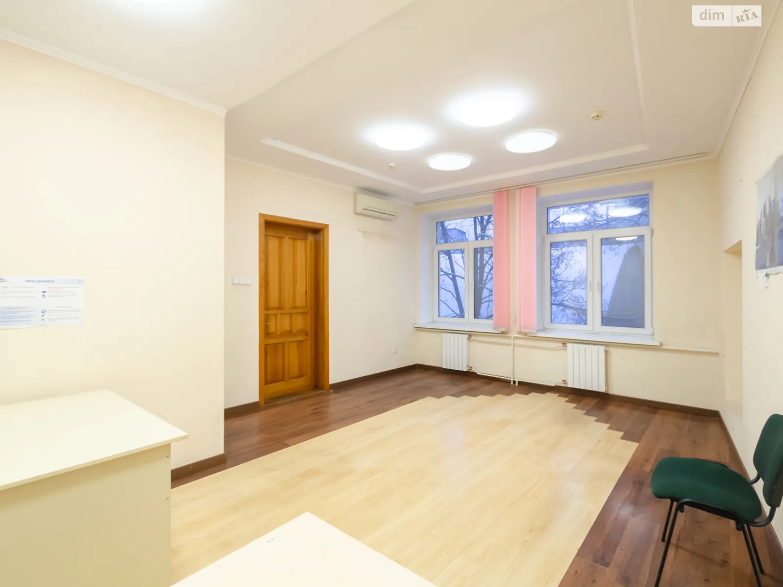 Сдается в аренду офис 92 кв. м в бизнес-центре, цена: 32200 грн - фото 1