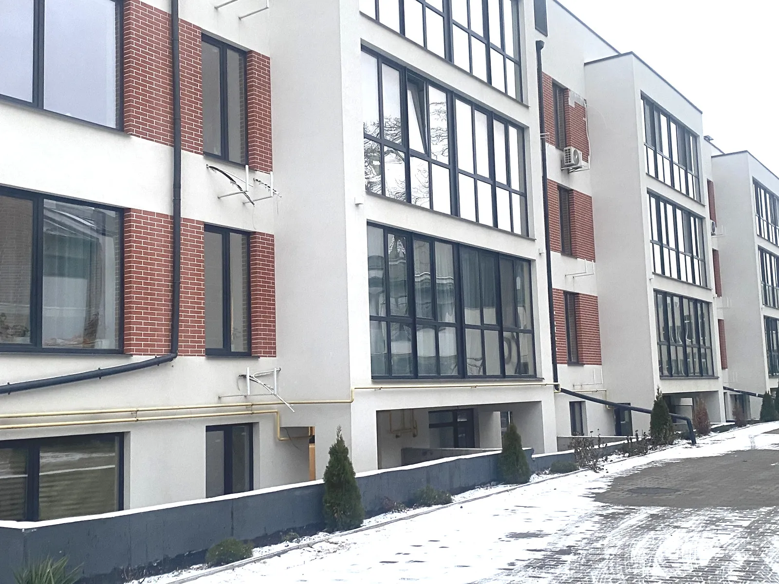 Продается 1-комнатная квартира 42 кв. м в Гостомеле, ул. Молодежная, 11/8 - фото 1