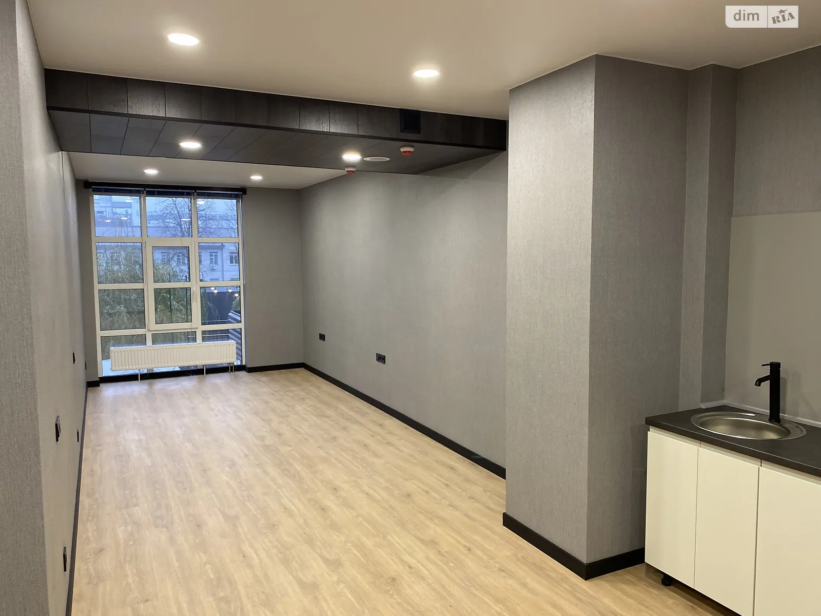 Здається в оренду офіс 46.2 кв. м в бізнес-центрі, цена: 900 $ - фото 1