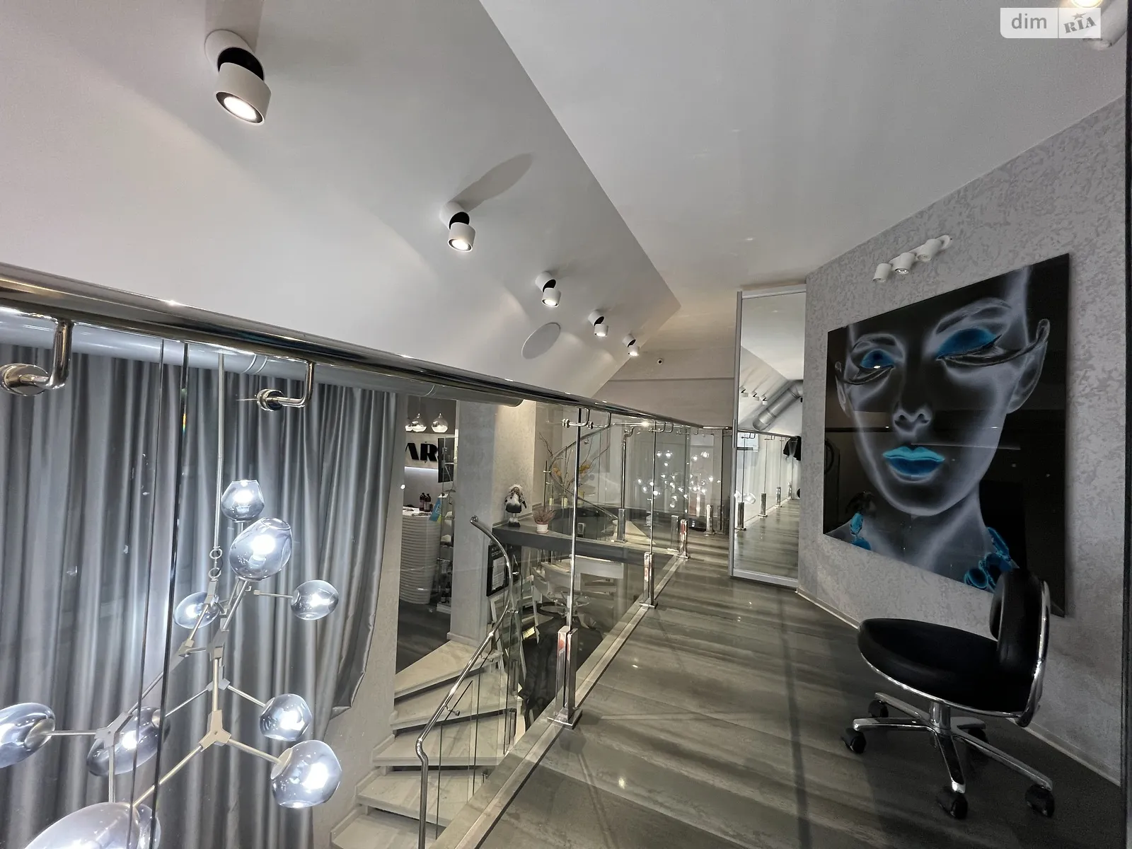 Продается офис 64.9 кв. м в бизнес-центре, цена: 180000 $ - фото 1