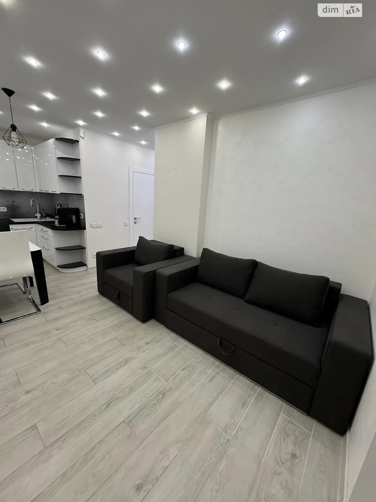 Продается 1-комнатная квартира 46 кв. м в Киеве, ул. Салютная, 2  - фото 1