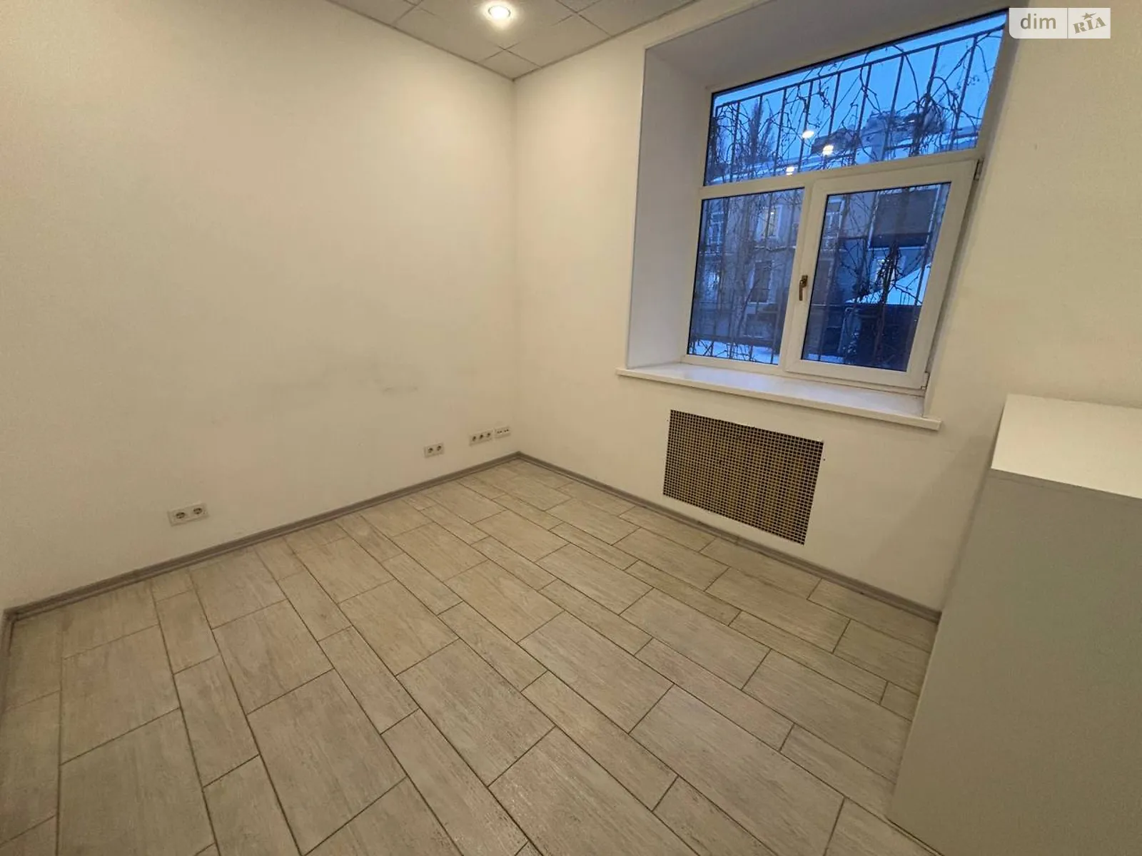 Сдается в аренду офис 20 кв. м в бизнес-центре, цена: 9000 грн - фото 1