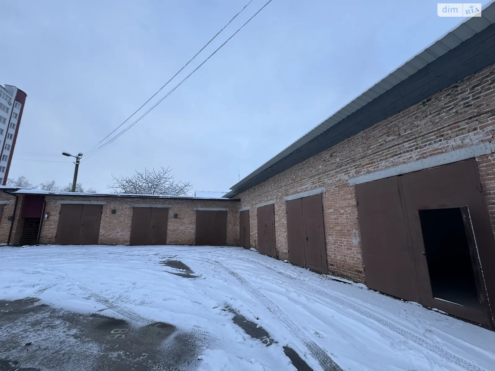 Сдается в аренду отдельно стоящий гараж под легковое авто на 30 кв. м, цена: 3500 грн - фото 1