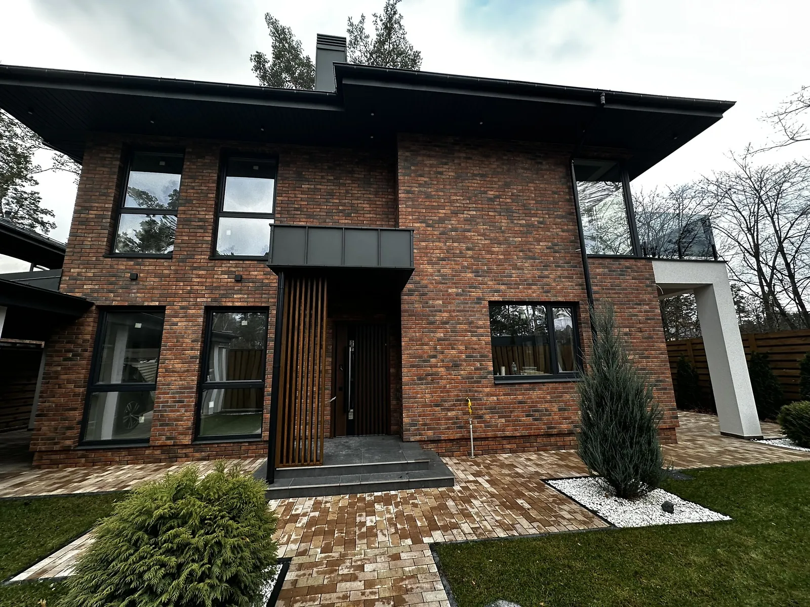 Продается дом на 2 этажа 190 кв. м с камином, цена: 330000 $ - фото 1