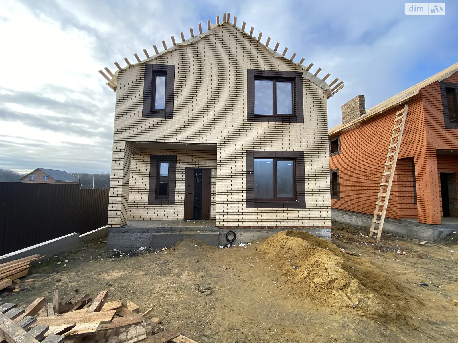 Продается дом на 2 этажа 126 кв. м с садом, цена: 89000 $ - фото 1