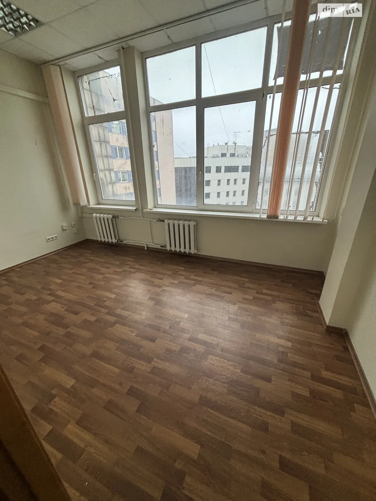 Сдается в аренду офис 63 кв. м в бизнес-центре, цена: 25200 грн - фото 1