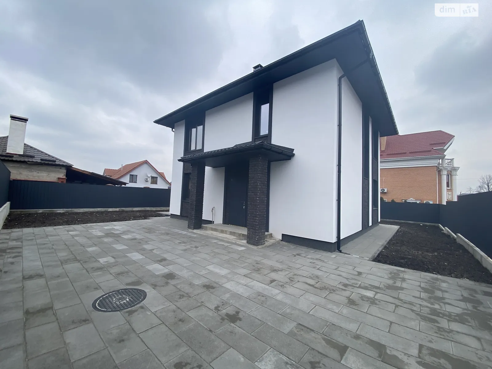 Продается дом на 2 этажа 130 кв. м с подвалом, цена: 165000 $ - фото 1