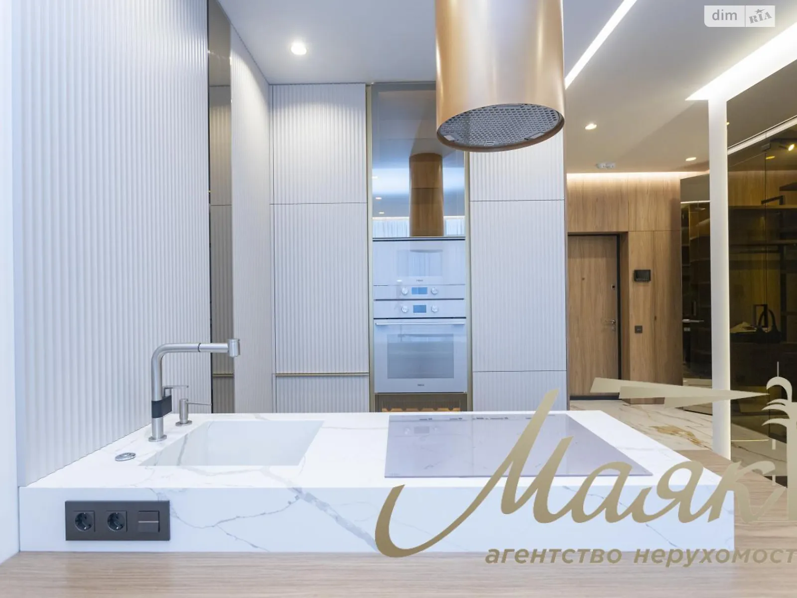 Продается 2-комнатная квартира 46 кв. м в Киеве, ул. Маккейна Джона, 1 - фото 1