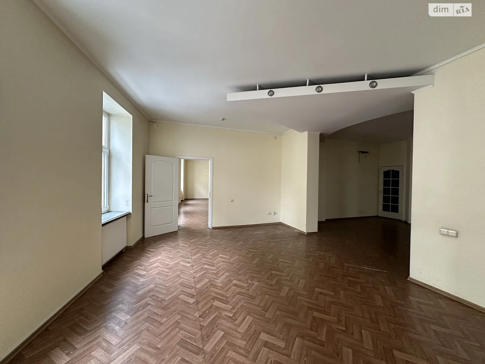 Здається в оренду офіс 255 кв. м в бізнес-центрі, цена: 1800 $ - фото 1