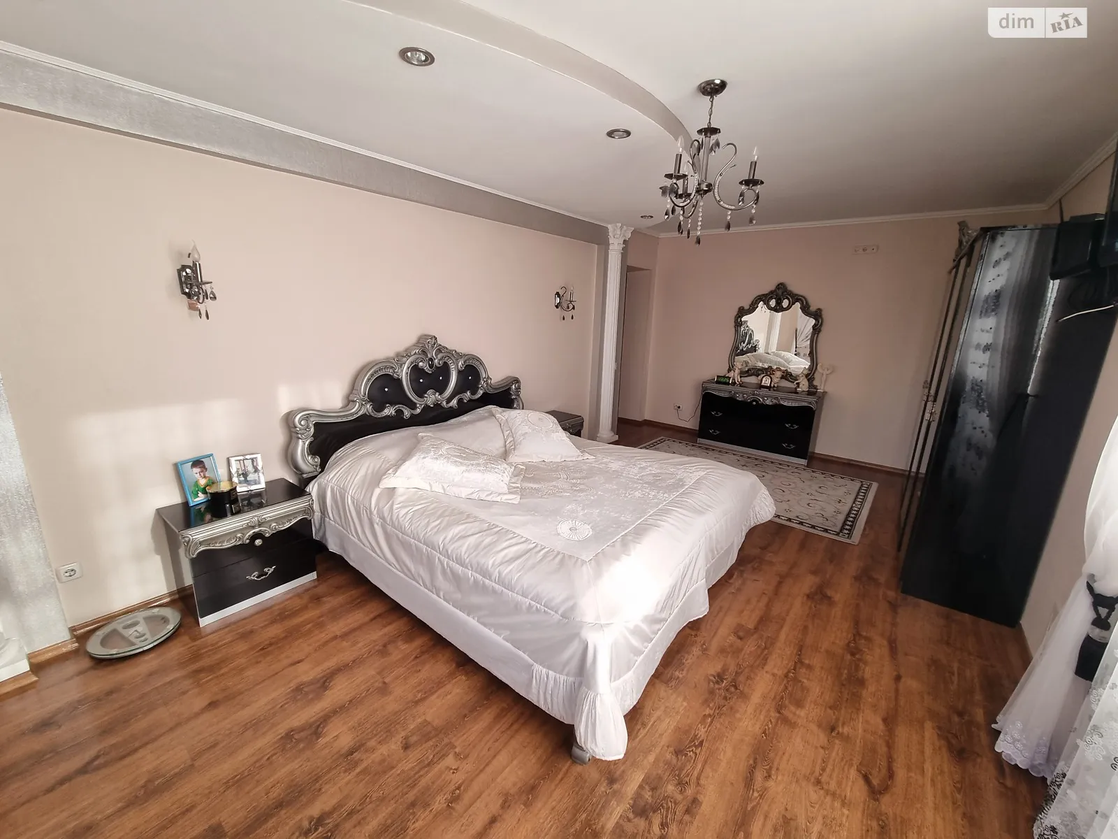 Продается дом на 2 этажа 220 кв. м с камином, цена: 259999 $ - фото 1