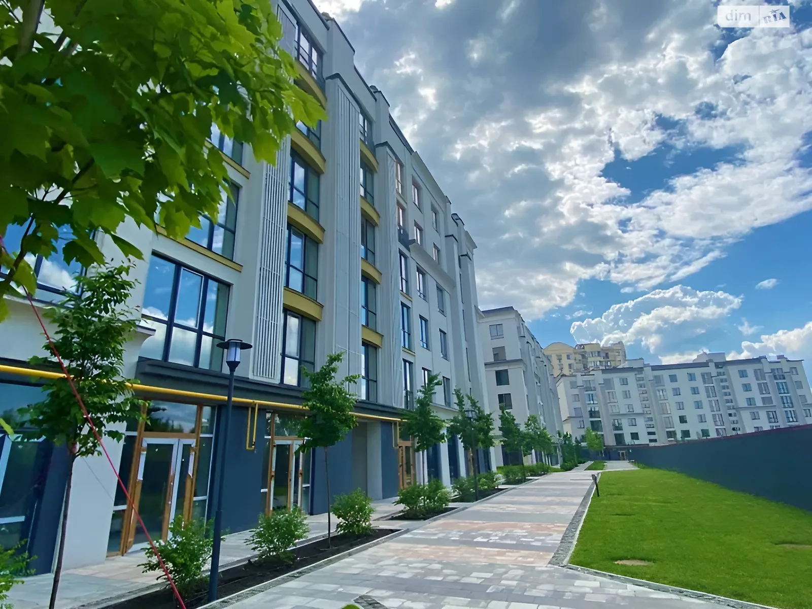 Продается 1-комнатная квартира 38 кв. м в Ирпене, ул. Николая Сингаевского(Новооскольская), 2Б/3 - фото 1