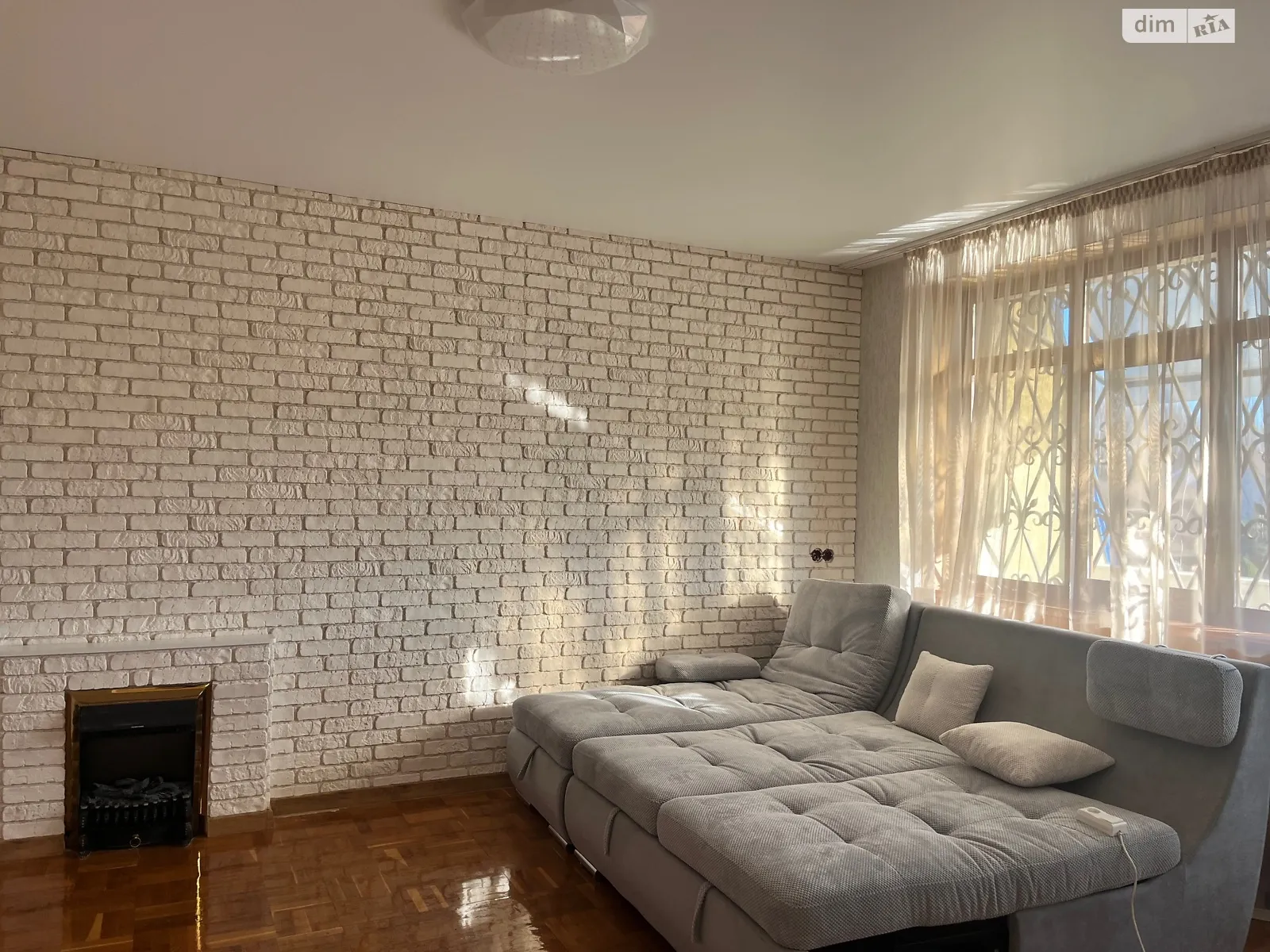 Продается дом на 3 этажа 380 кв. м с подвалом, цена: 250000 $ - фото 1