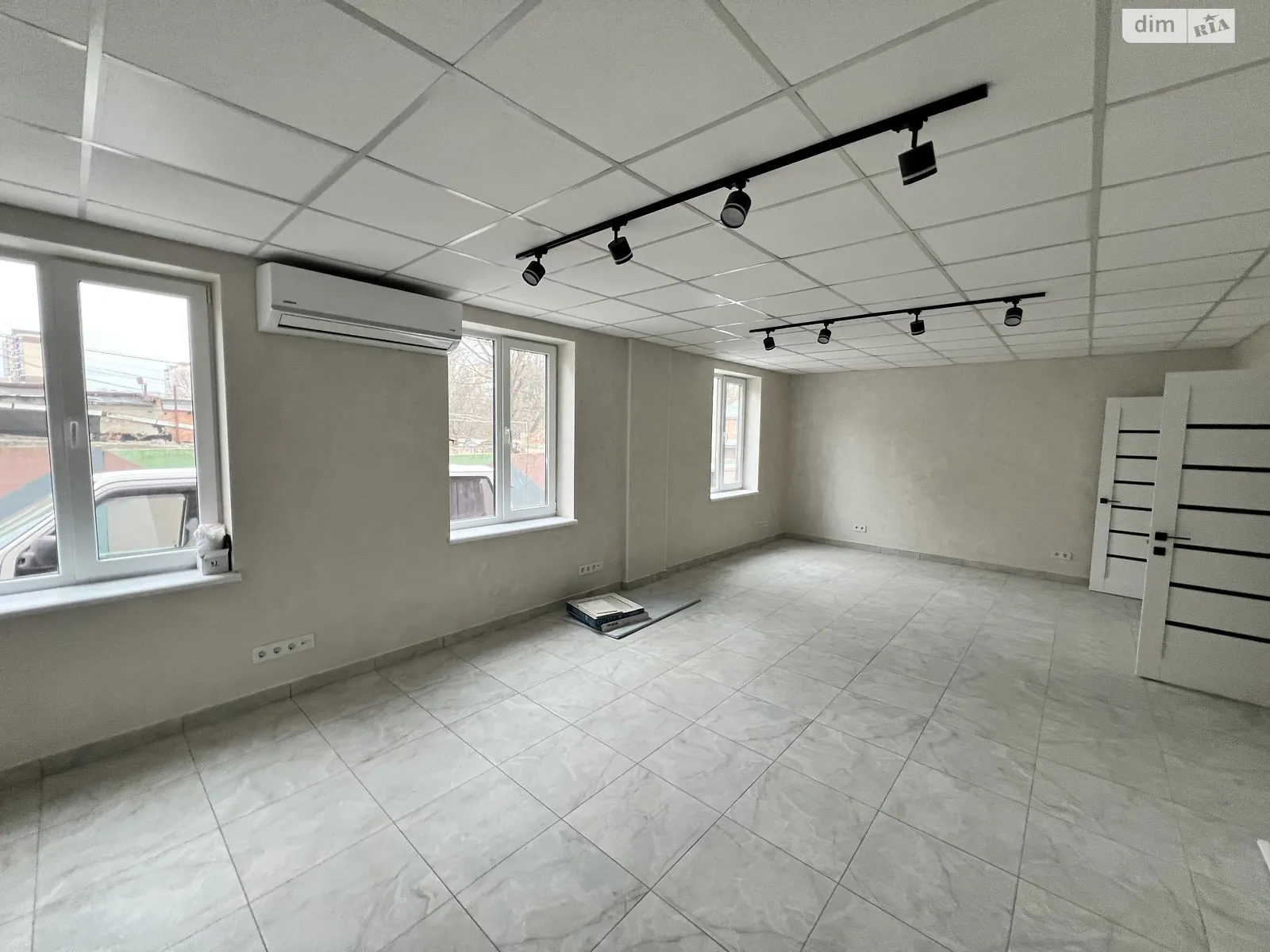 Сдается в аренду помещения свободного назначения 60 кв. м в 11-этажном здании, цена: 500 $ - фото 1