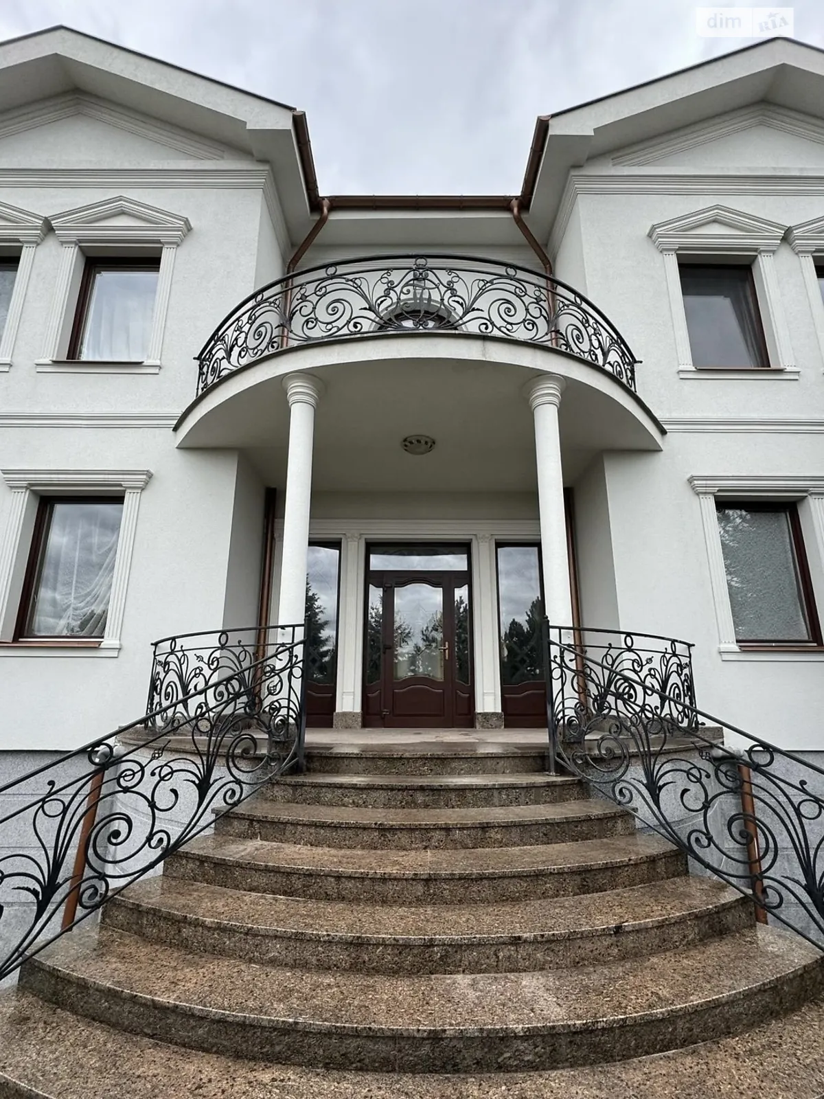 Сдается в аренду дом на 2 этажа 400 кв. м с камином, цена: 2500 $ - фото 1