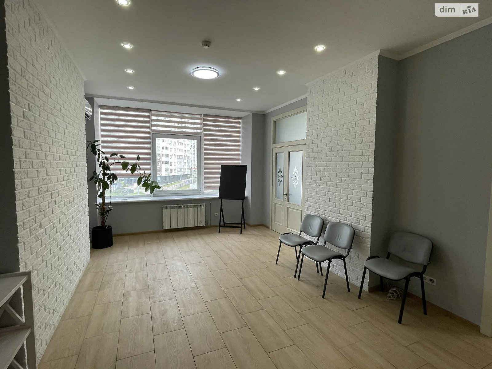 Здається в оренду офіс 65 кв. м в бізнес-центрі, цена: 850 $ - фото 1