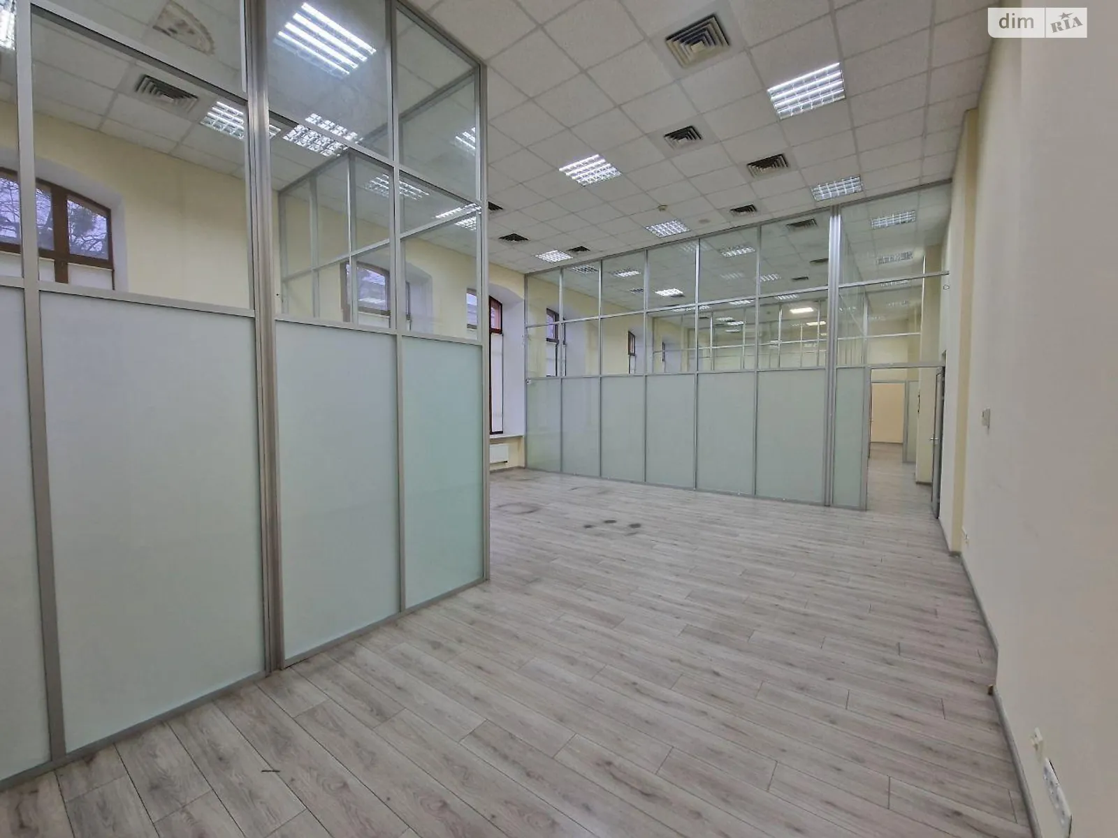 Сдается в аренду офис 492 кв. м в бизнес-центре, цена: 8900 $ - фото 1
