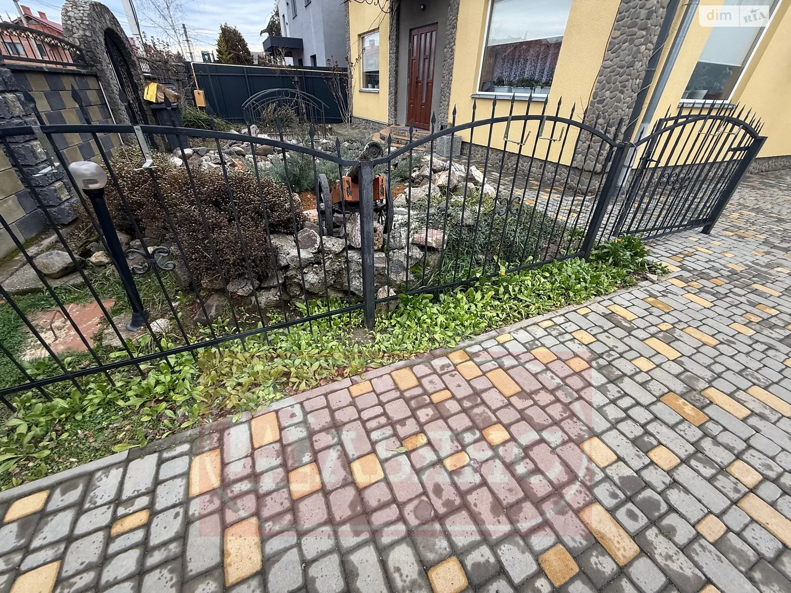 Продается дом на 2 этажа 167 кв. м с участком, цена: 137000 $ - фото 1