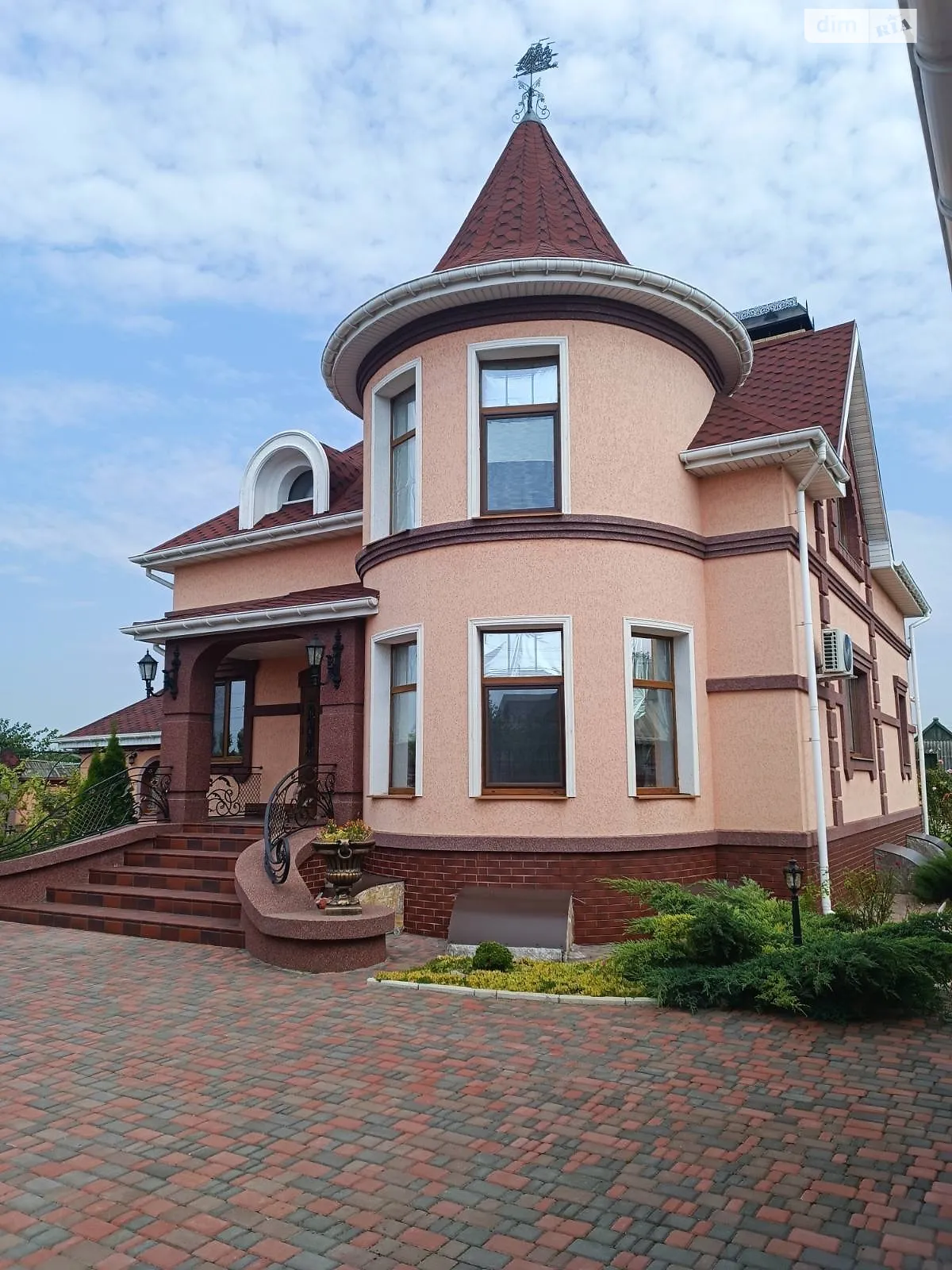 Продается дом на 3 этажа 238 кв. м с садом, цена: 200000 $ - фото 1