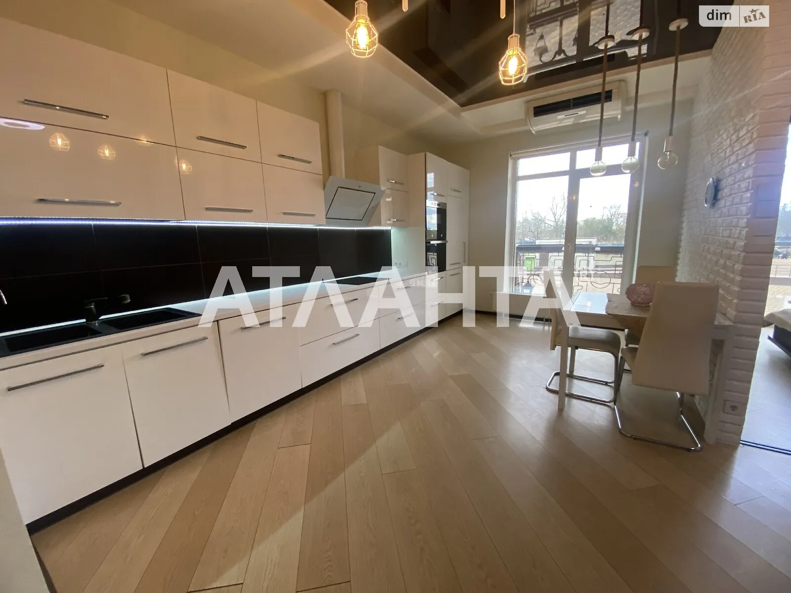 Продается 1-комнатная квартира 52 кв. м в Одессе, бул. Французский, 60А - фото 1