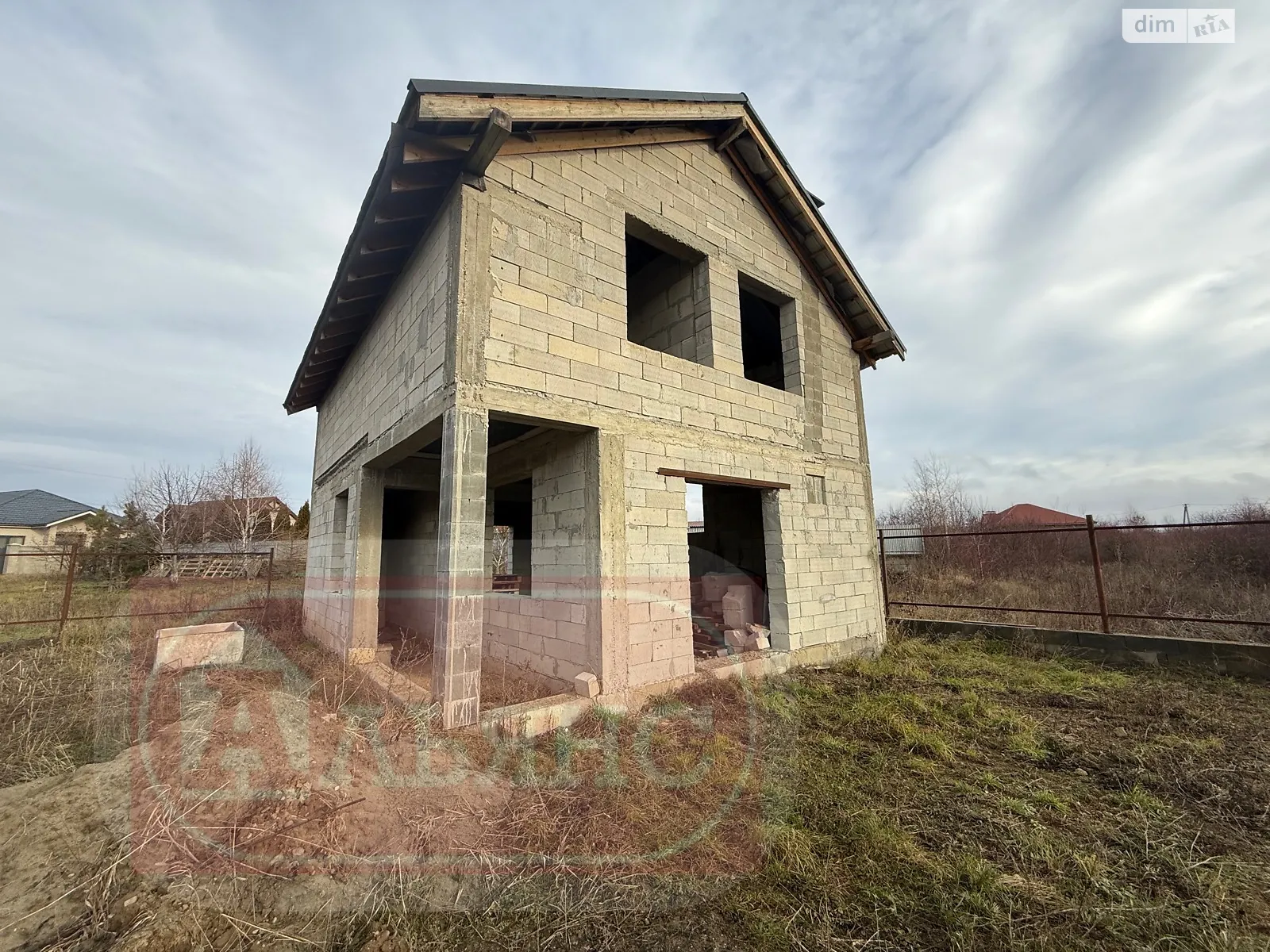 Продается дом на 2 этажа 100 кв. м с бассейном, цена: 70000 $ - фото 1