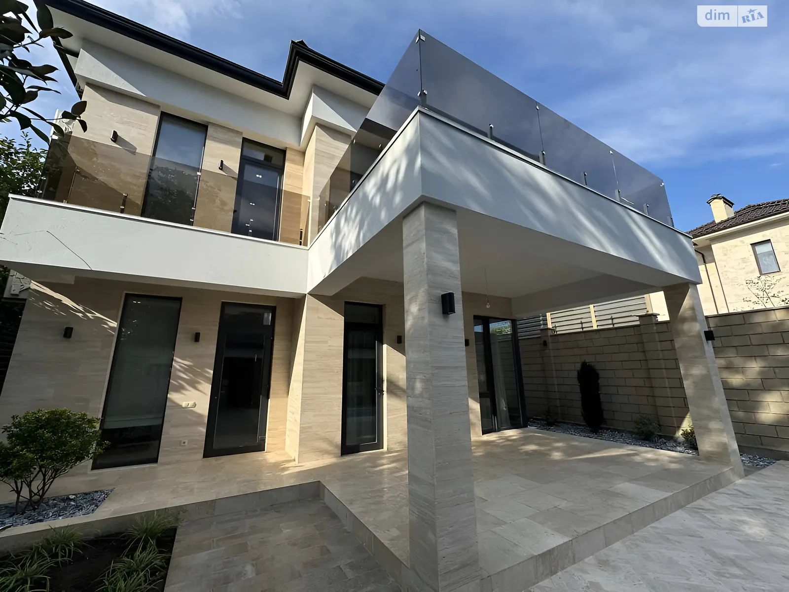 Продается дом на 2 этажа 220 кв. м с мансардой, цена: 870000 $ - фото 1