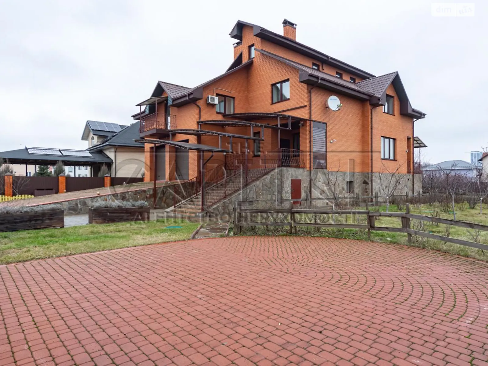 Продается дом на 2 этажа 400 кв. м с бассейном, цена: 380000 $ - фото 1