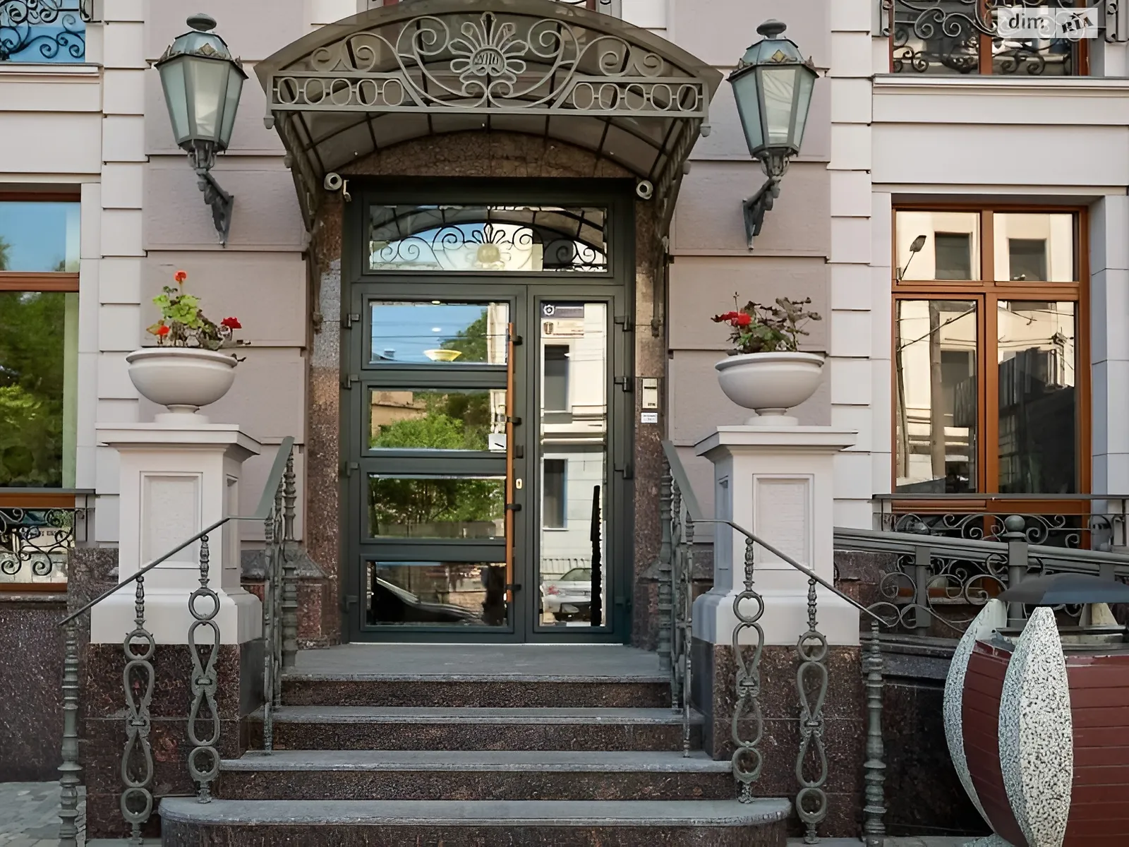 Продається 1-кімнатна квартира 47 кв. м у Одесі, вул. Велика Арнаутська, 39 - фото 1