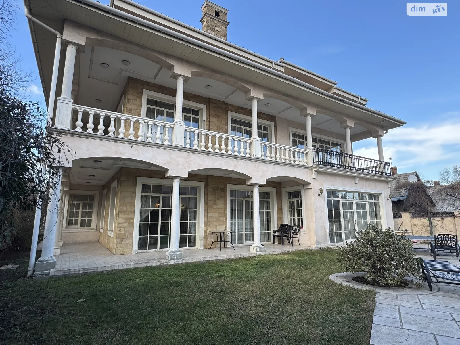 Продается дом на 3 этажа 517 кв. м с мебелью, цена: 990000 $ - фото 1