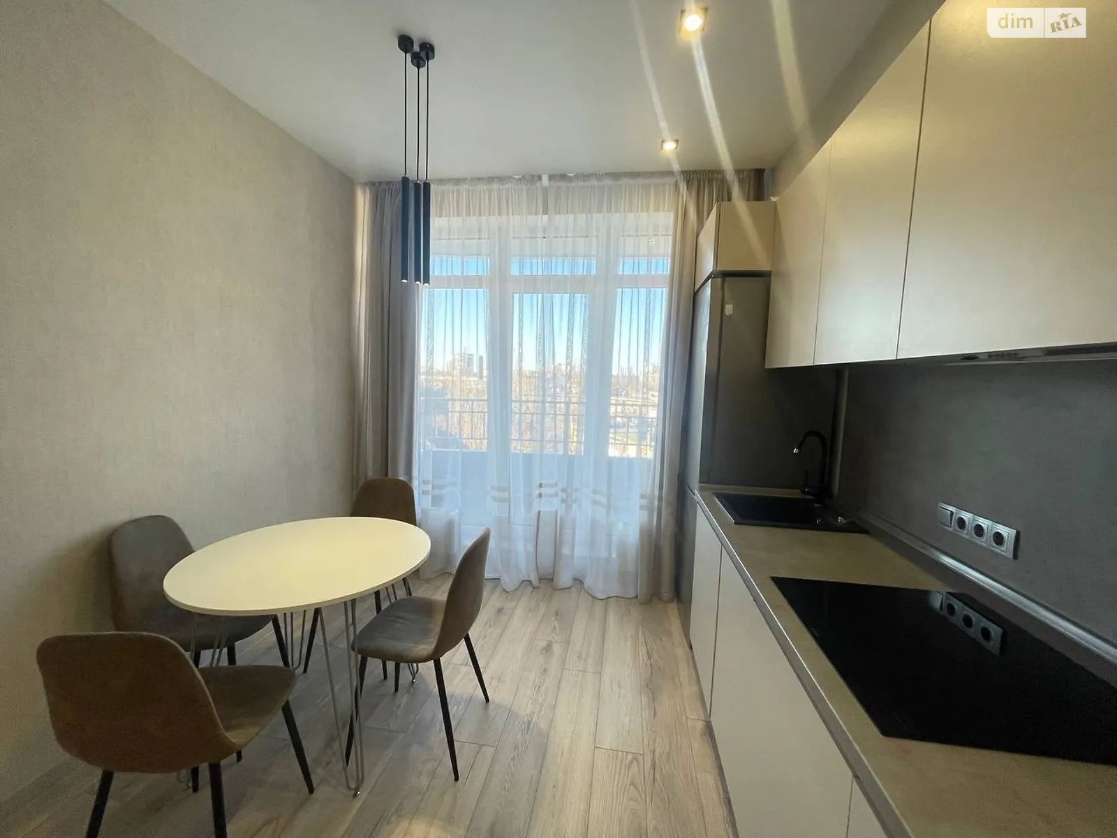 Продається 1-кімнатна квартира 46.7 кв. м у Одесі, просп. Гагаріна, 19А - фото 1
