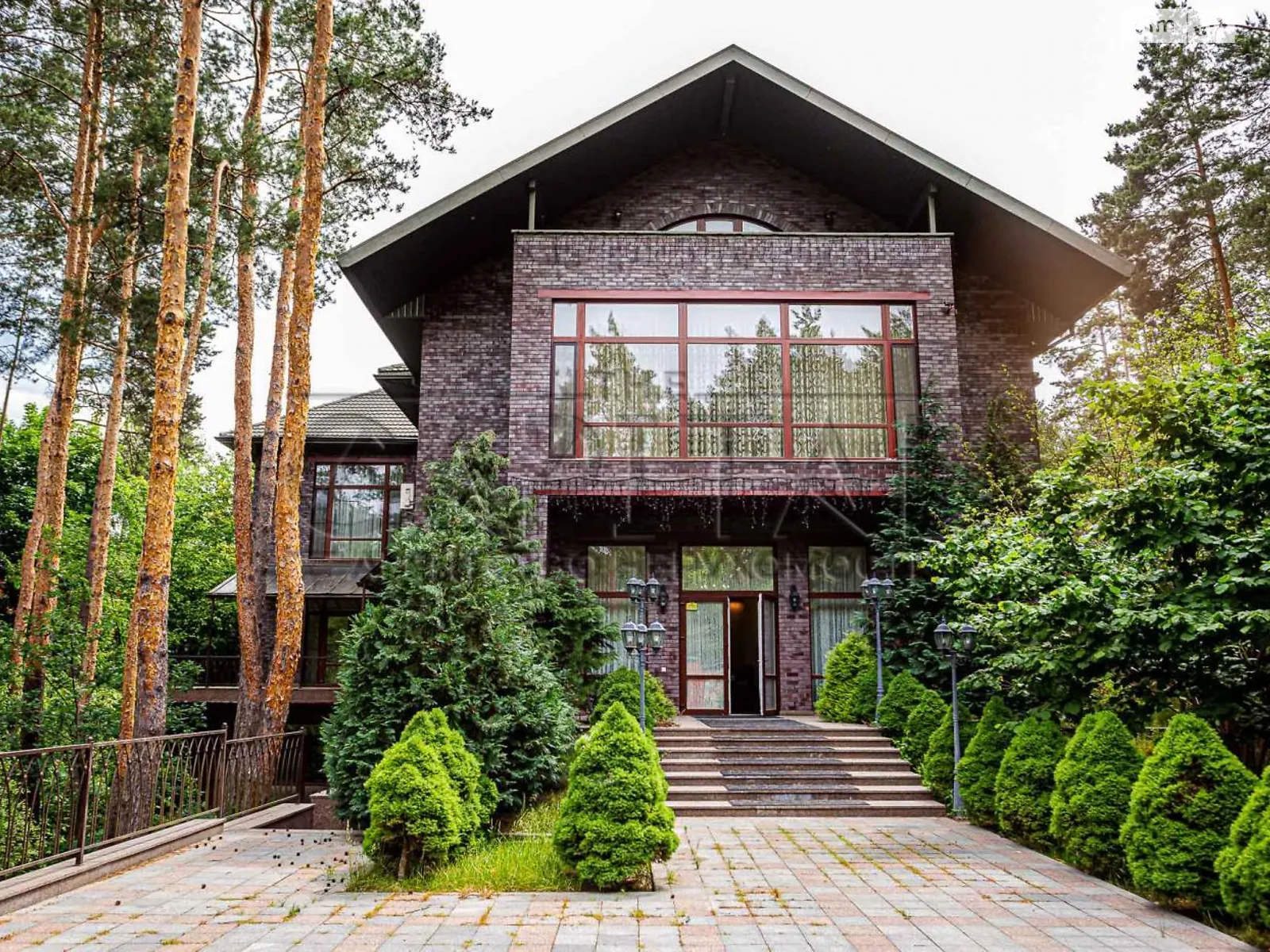 Сдается в аренду дом на 4 этажа 900 кв. м с мансардой, цена: 8000 $ - фото 1