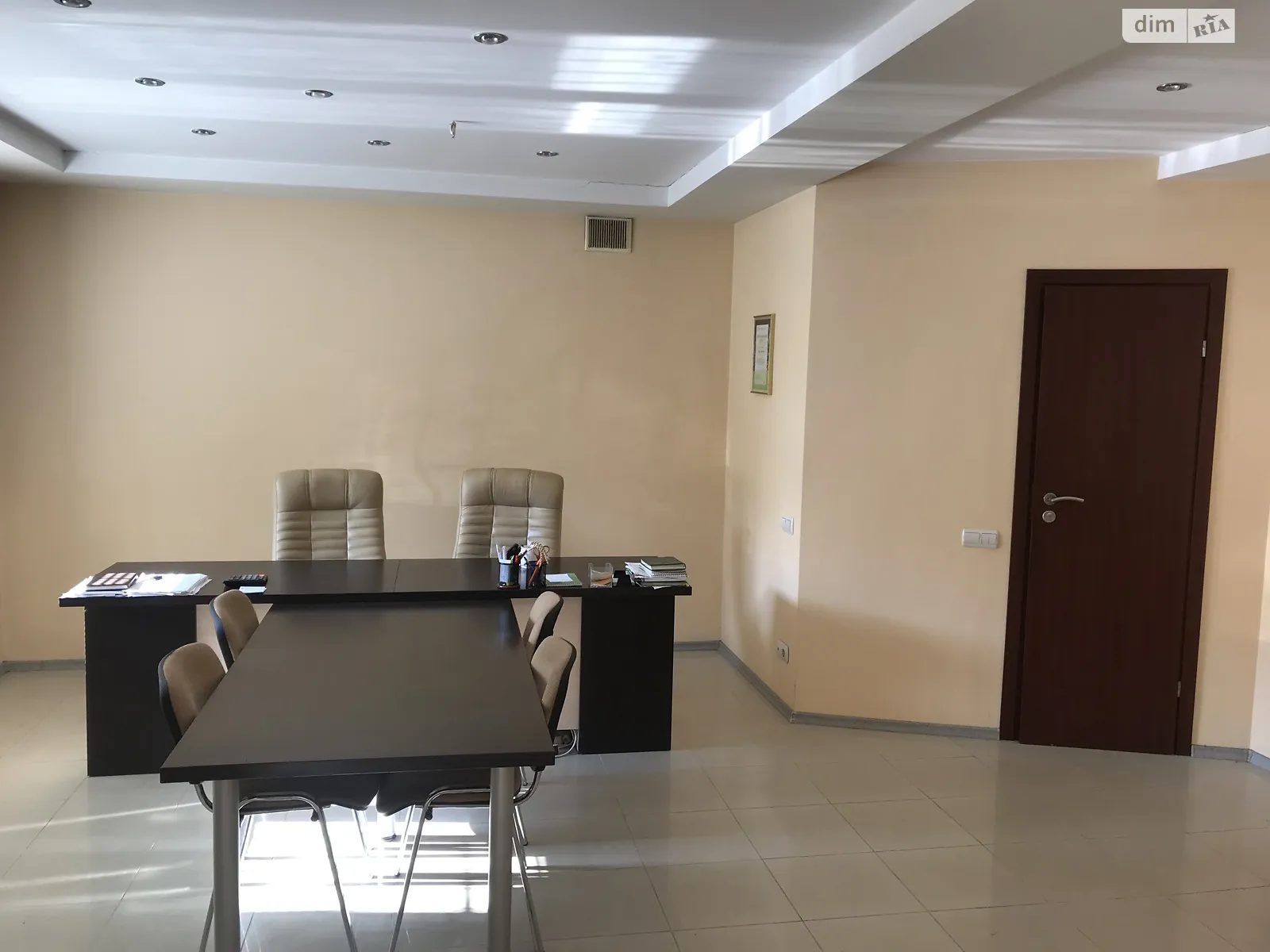 Продается офис 38 кв. м в бизнес-центре, цена: 29900 $ - фото 1
